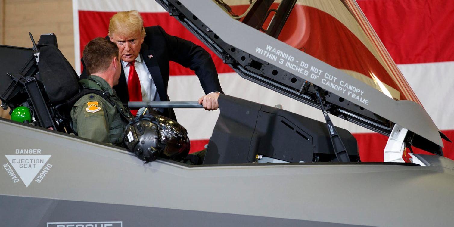 Ökad F-35-produktion lyfter Lockheed Martins vinst. President Donald Trump i samtal med F-35-piloten. Arkivbild