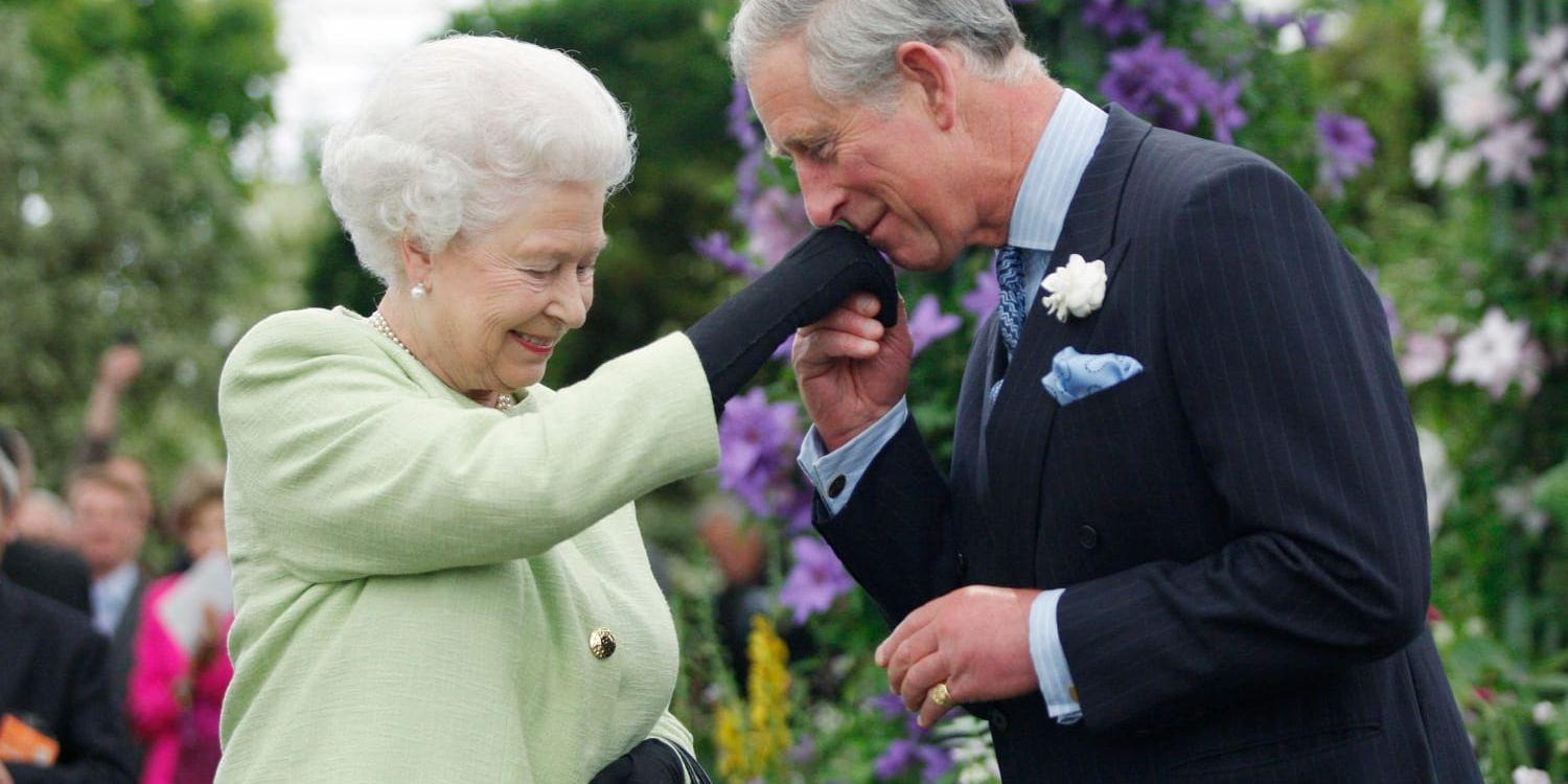 Storbritannien prins Charles, ger sin mor drottning Elizabeth en handkyss. Nu har hon uttryckt en önskan om att han en dag tar över som överhuvud för Samväldet. Arkivbild.