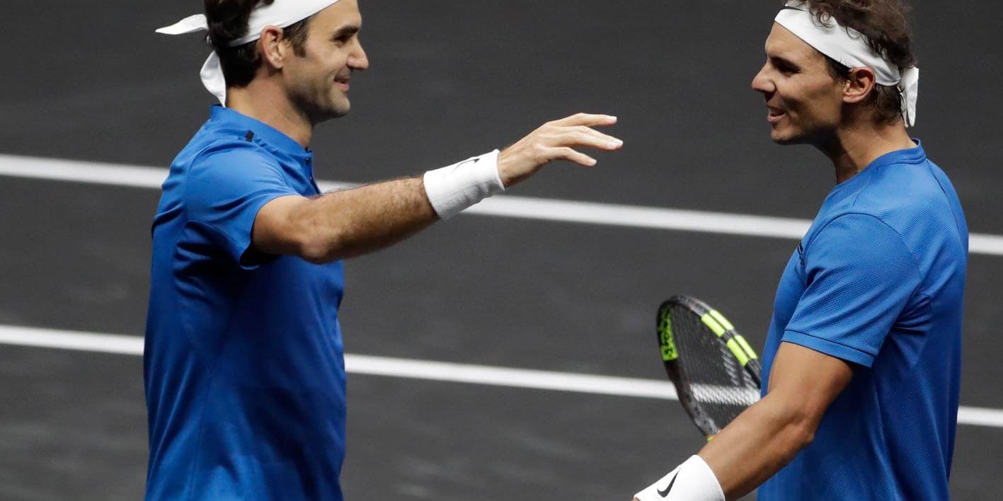 Roger Federer och Rafael Nadal firar dubbelsegern i Laver Cup. Legendarernas första match ihop.