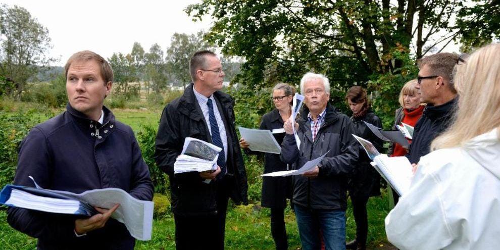 På plats. Rickard Forsgren, tf hovrättsassessor, och Henrik Löv, hovrättsråd, syns till vänster i gruppen som lyssnar på Kaj Mårtensson som för talan för de närboende.