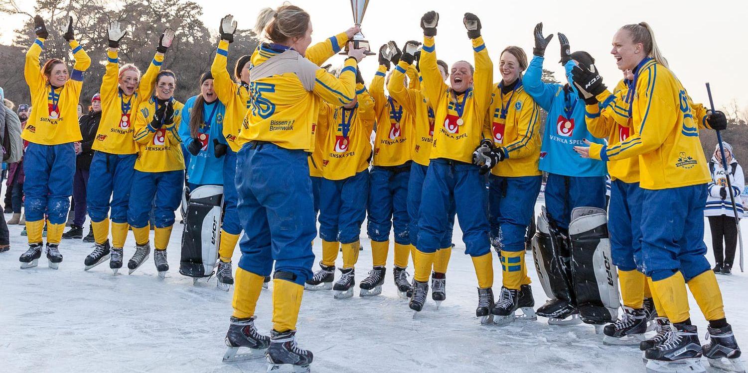 Sverige firar VM-guldet i bandy efter finalsegern mot Ryssland.