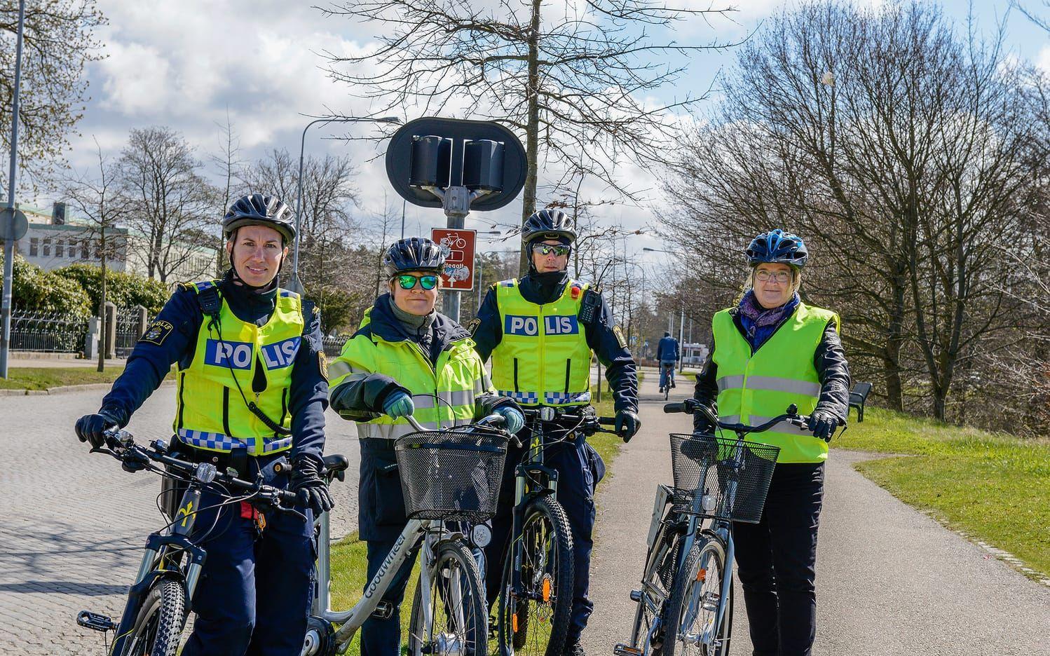 På cykeltur. Sofia Malmsten, polis, Nina Andersson, trafikingenjör, Jacob Sjögren, polis och kommunens gatuchef Linda Larsson är överens om att det finns många fallgropar på cykelvägen.