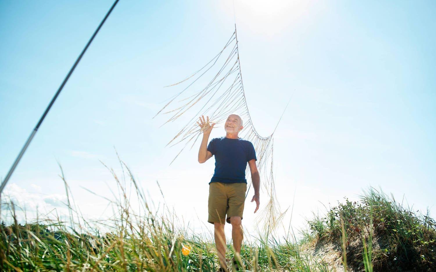 Land art. Wolfgang Richter från Österrike visar sin naturkonst på Skrea strand. 300 strandrågsstrån blåser i vinden. Bild: Jonatan Bylars