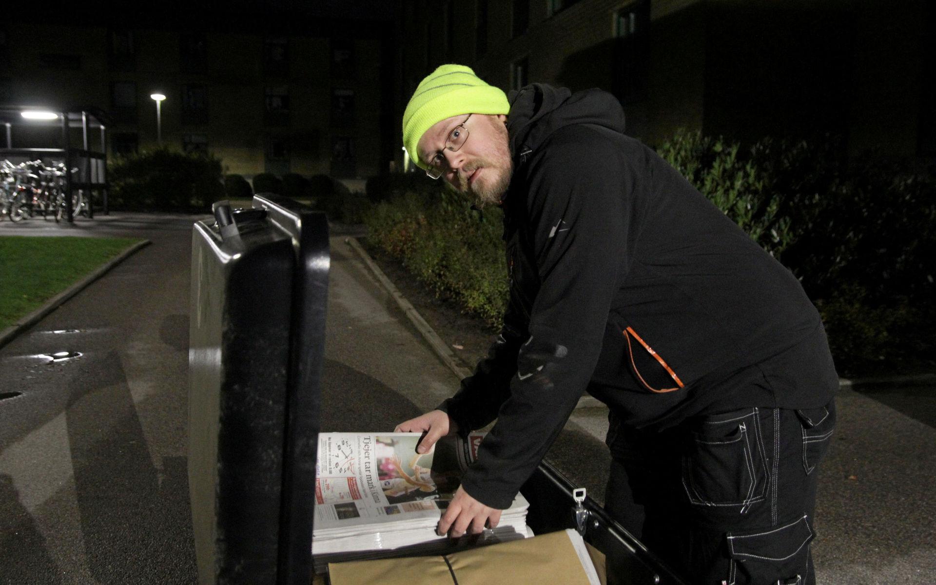 Christoffer Söderberg har delat ut tidningar åt VTD i femton år. Han trivs bra med jobbet och tycker bäst om egentiden, att cykla runt med metal i hörlurarna och att få jobba på i sin egen takt.