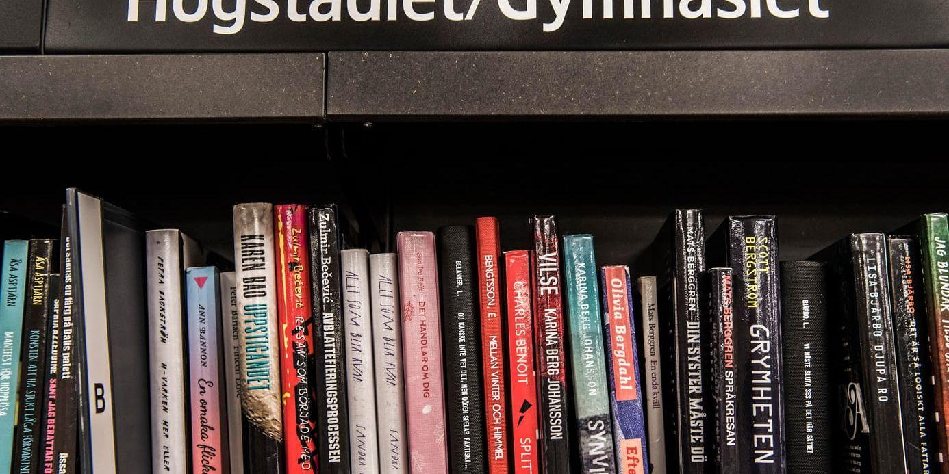 Böcker på Bredängs bibliotek som riktar sig till elever på högstadiet och gymnasiet. Arkivbild.