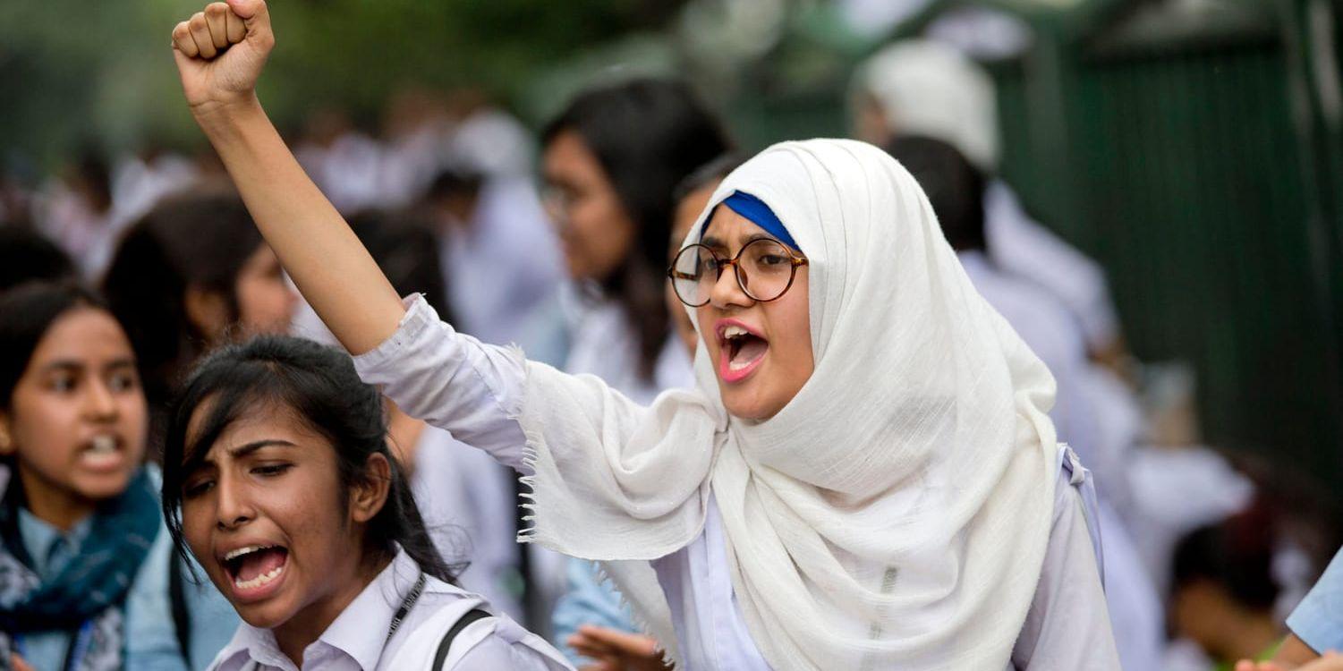 Studenter i Bangladesh huvudstad Dhaka protesterar mot den dåliga trafiksäkerheten.