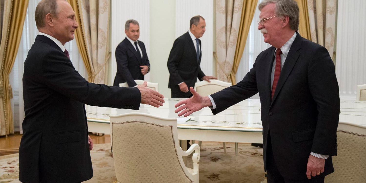 Rysslands president Vladimir Putin välkomnar USA:s nationelle säkerhetsrådgivare John Bolton.
