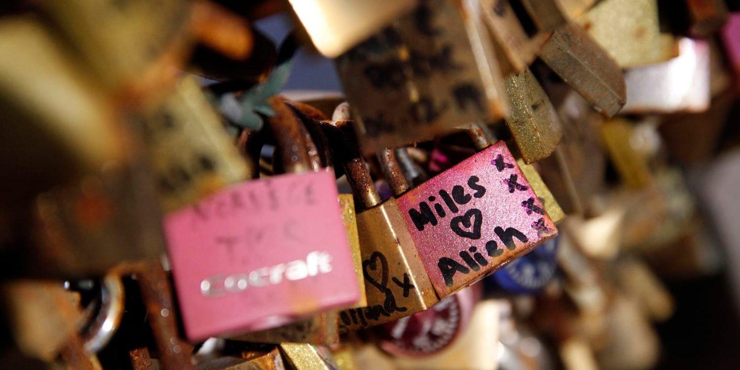 Vad ska hända med kärlekslåsen i Halmstad? Bilden är från Pont des Arts i Paris. Arkivbild.