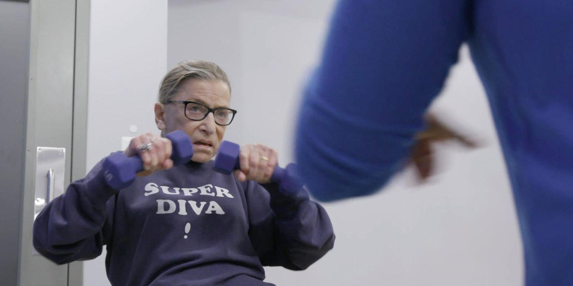 Ruth Bader Ginsberg, 85, tränar med sin personlige tränare för att hålla kroppen igång i "RBG". Pressbild.