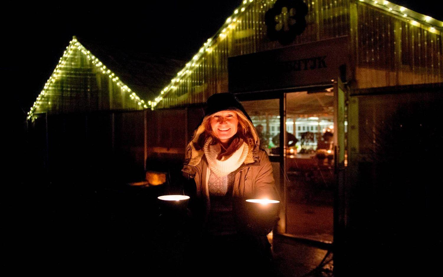 Ingrid Carlsson Lervik lyste upp utanför Hule Trädgård & Musteri där det var mycket folk från starten på kvällen.