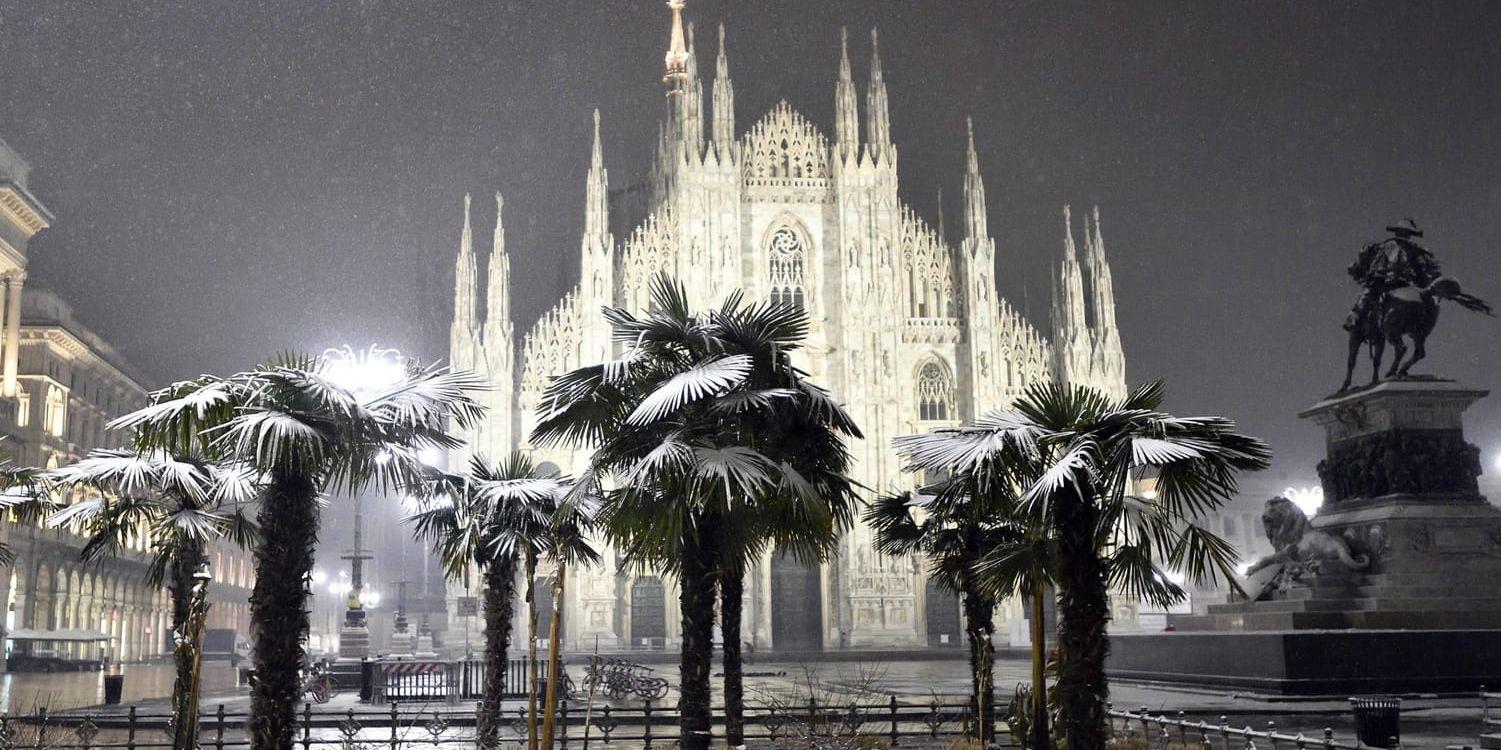 Snön föll över katedralen i Milano på torsdagsmorgonen.