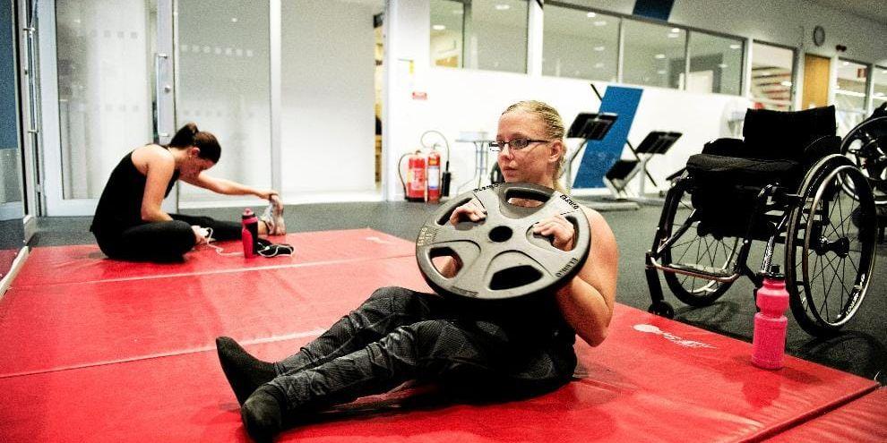 Viktigt byggande. För den som tränar och tävlar i rullstolssprint är muskelstyrka i bål och armar lika viktig att jobba med som snabbheten. Bild: Emma Hasselgren