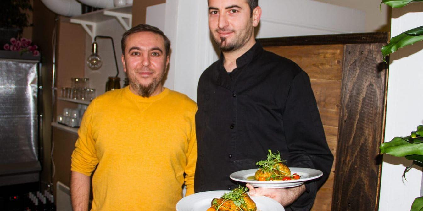 Mumun Emin tillsammans med kocken Ali Yousef på Le Juice. ”Han är en magiker i köket”, berömmer Mumun. De båda har märkt av att efterfrågan på köttfri mat har ökat de senaste åren.