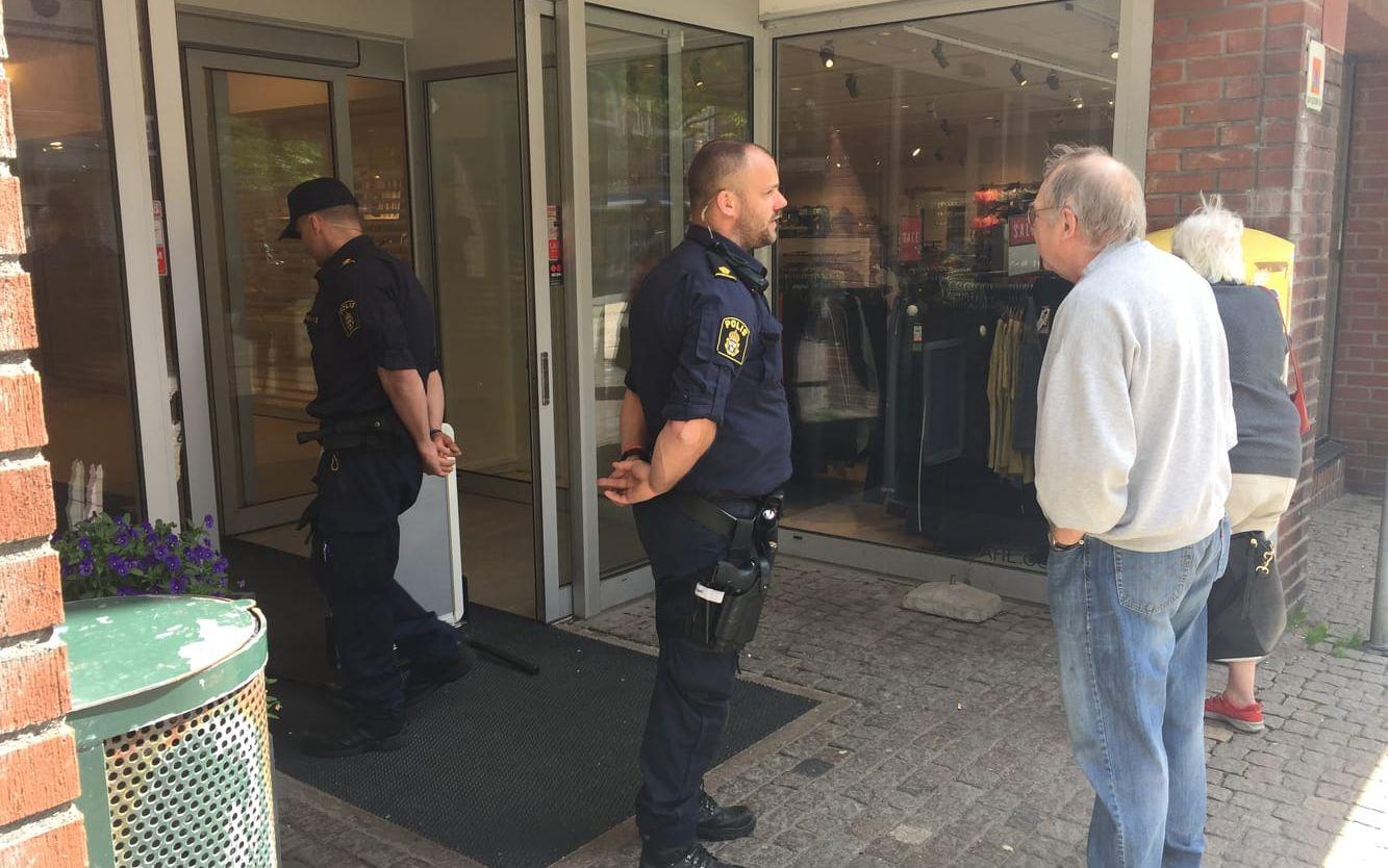 Polis spärrar av ingången till Kronan från Nygatan. Bild: Petter Tarenius