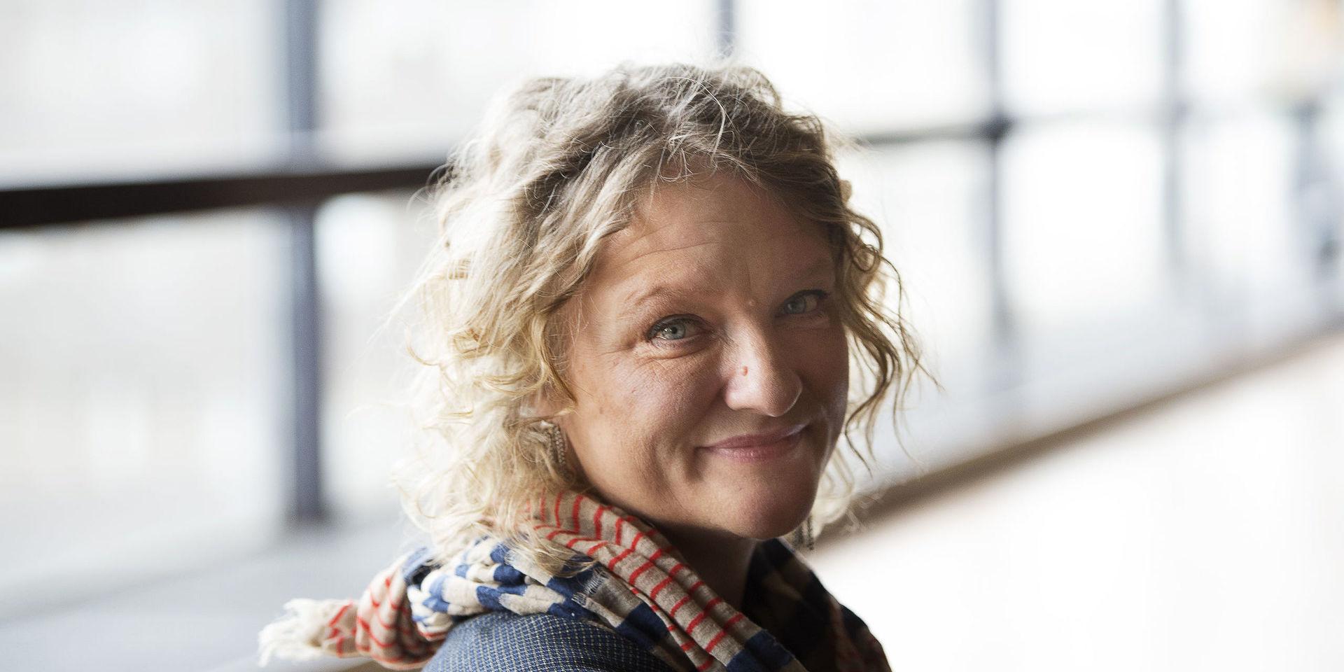 Anna Takanen är uppvuxen i Tågarp utanför Falkenberg och fick sin första teaterutbildning på Sturegymnasiet i Halmstad. Numera bor hon i Stockholm.