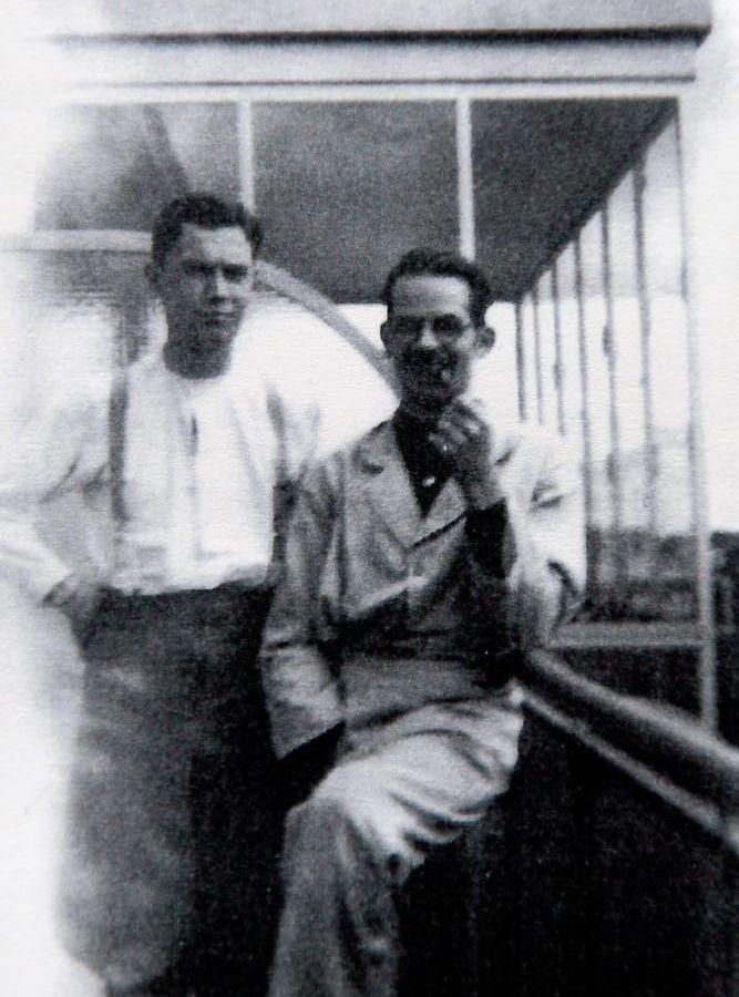 Axel Ahlfors, till vänster, åker här med ett svenskt lasarettsfartyg till Stockholm 1942, där han fick vård på Röda Korsets sjukhus vid Roslagstull. Bild: Privat