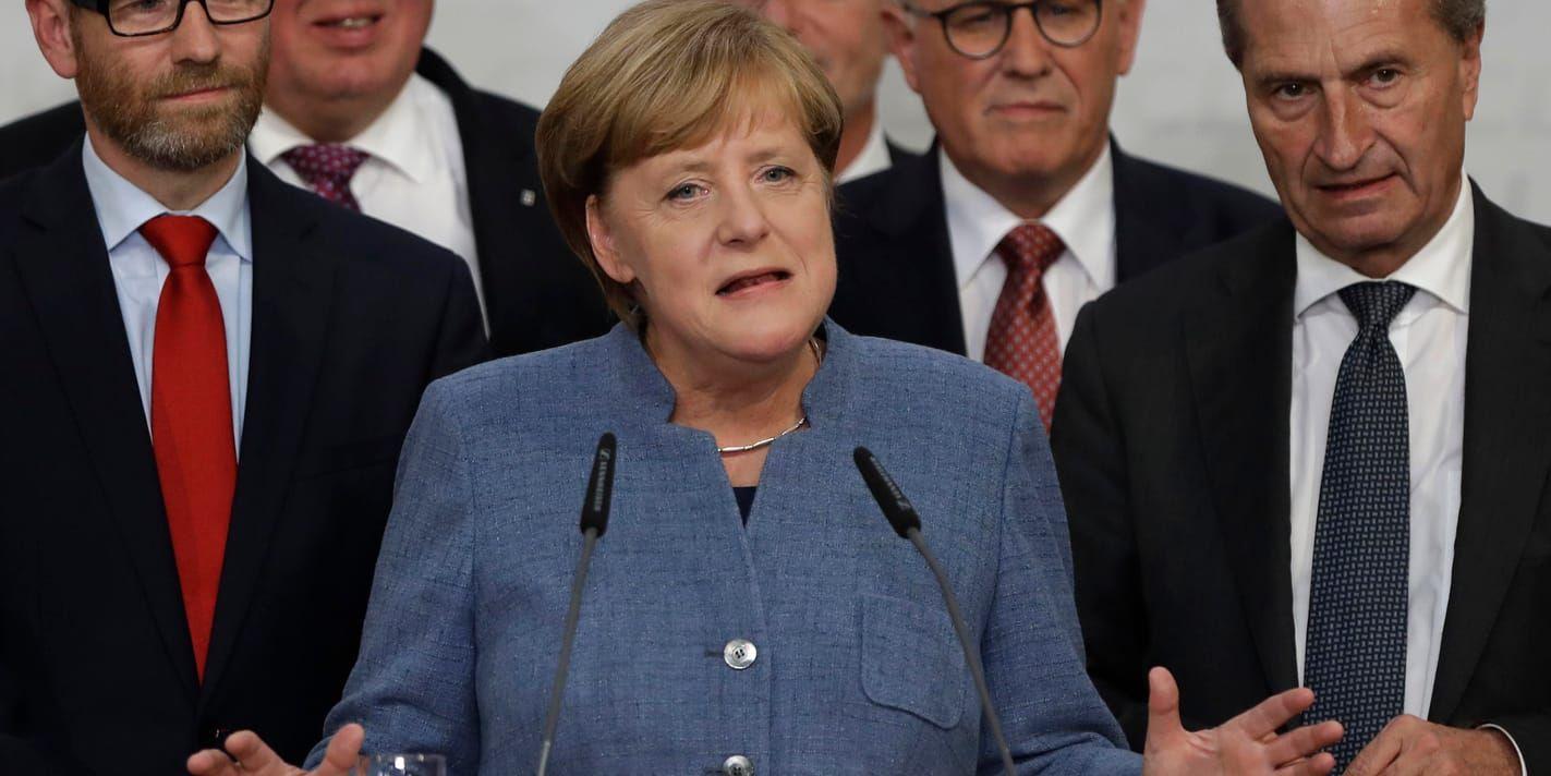 Tysklands förbundskansler Angela Merkel sitter kvar, men har tappat väljare, bland annat till högerpopulistiska AFD.