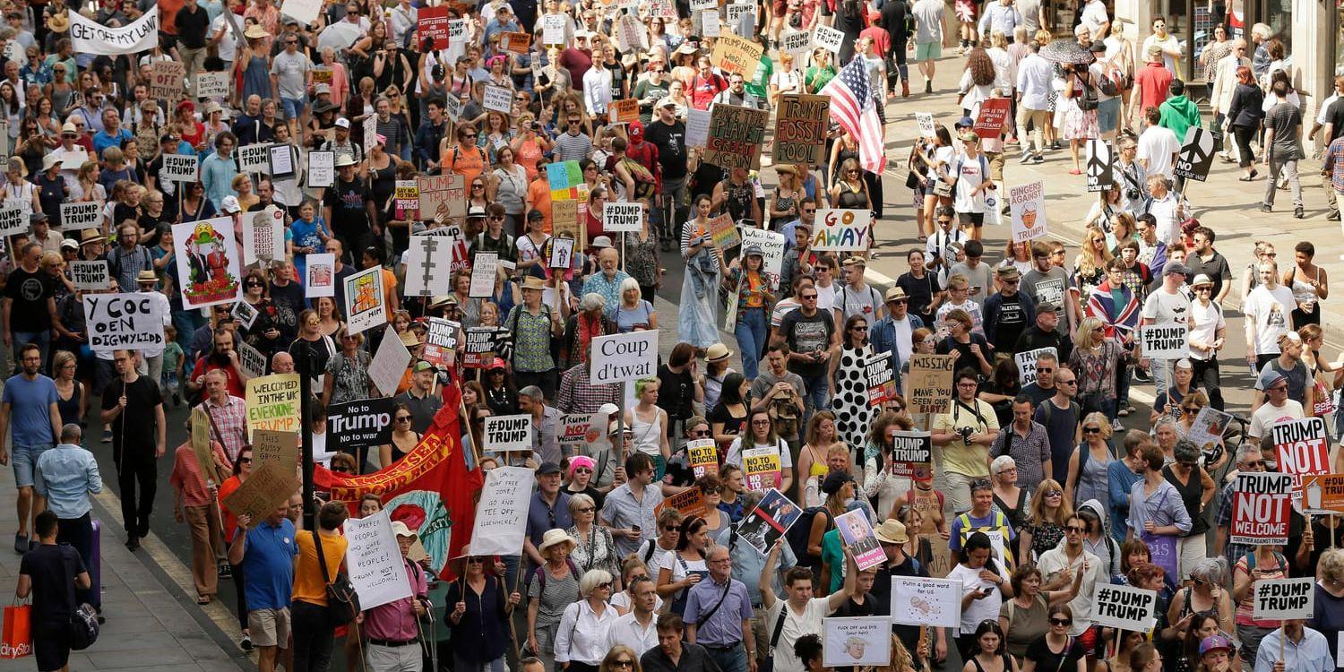 Tiotusentals marscherar genom London i protest mot USA:s president Donald Trump.