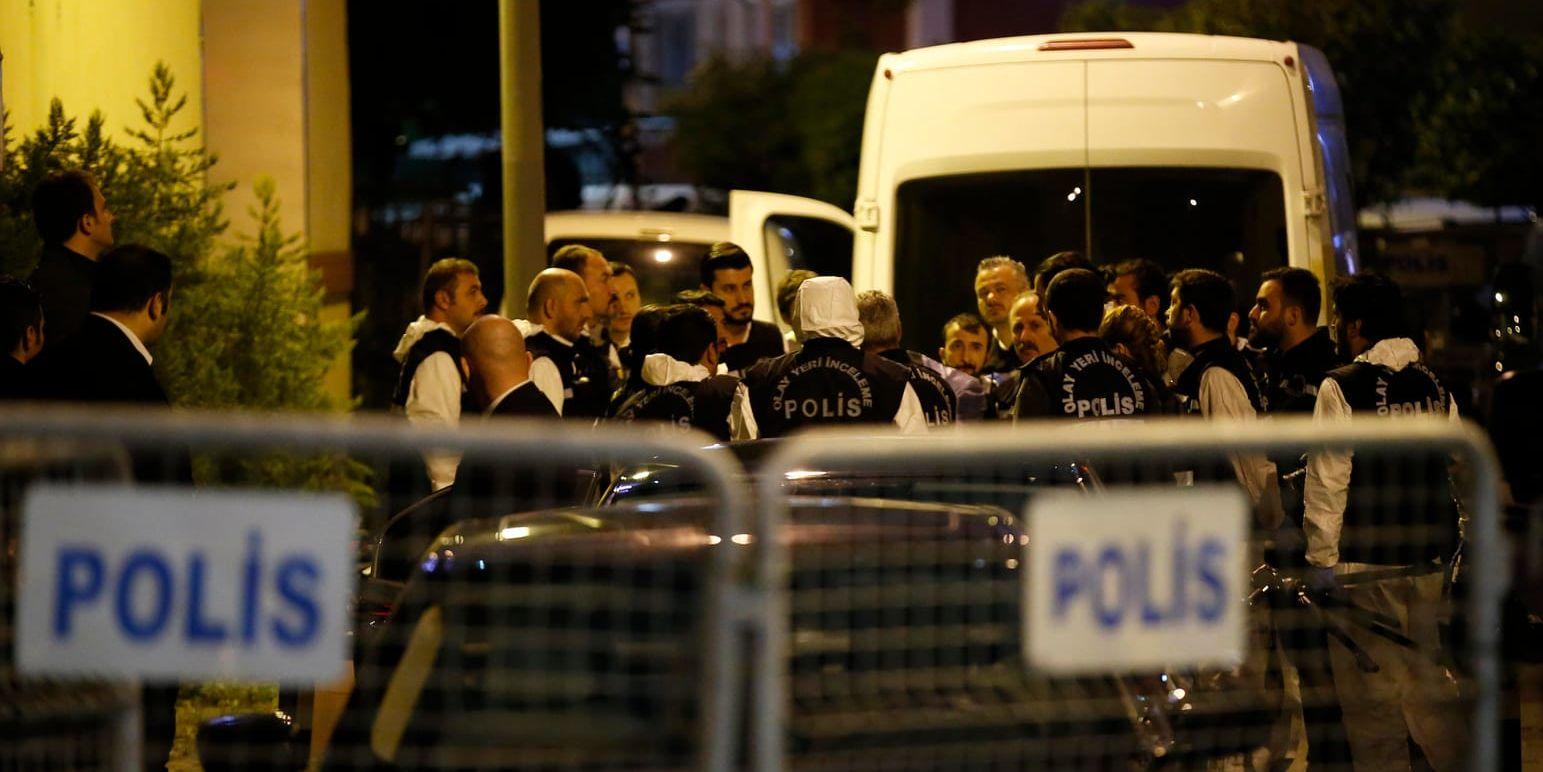 Turkiska poliser utanför saudiska konsulatet i Istanbul inför måndagskvällens genomsökning.