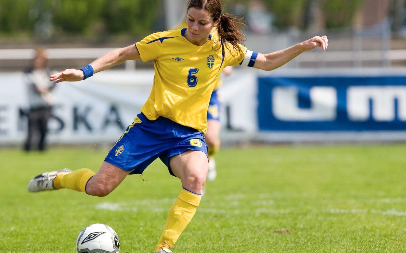 Malin "Mosan" Moström, 41, var lagkapten i det svenska landslaget. Hon spelade i landslaget 1998-2006 och precis som bland annat Caroline Jönsson var hon med och tog EM-silver 2001 och VM-silver 2003. Hon tilldelades Diamantbollen 2001 och därefter blev hon utnämnd till årets mittfältare tre gånger. Bildbyrån.