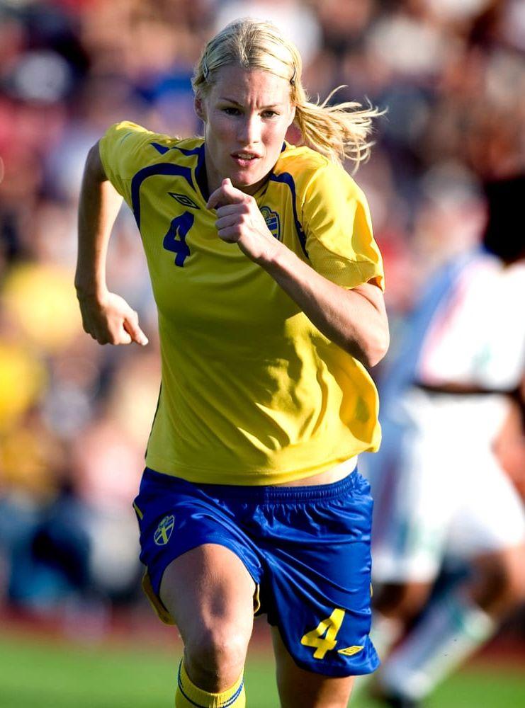Hanna Marklund, 39,  har både blivit utsedd till Sveriges bästa back och fått ta emot Fotbollsgalans Diamantbollen. Bakom sig har hon ett framgångsrikt spel i Sunnanå SK och Umeå IK. Med det senare laget vann hon tre SM-guld och två Uefa Women's Champions League. Åren 1997–2007 spelade hon i Sveriges landslag och nådde som bäst silver i både EM och VM. Bildbyrån.