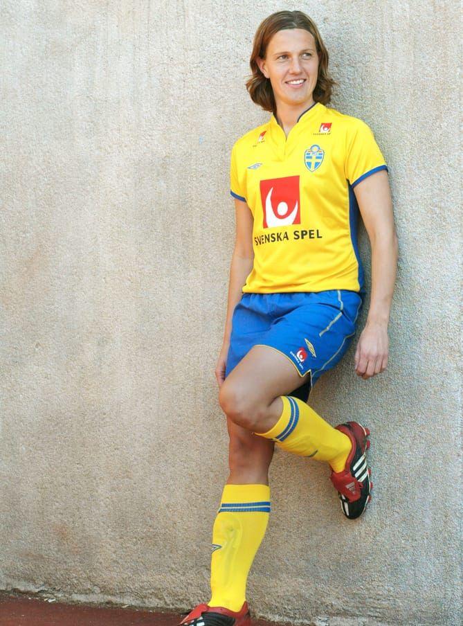 Malin Andersson, 44, var central mittfältare i Sveriges landslag och var känd för sina precisa passningar och skott. 1995 fick hon ta emot Diamantbollen. VM-silvret 2003 var höjdpunkten i "Mallas" karriär. Bildbyrån.
