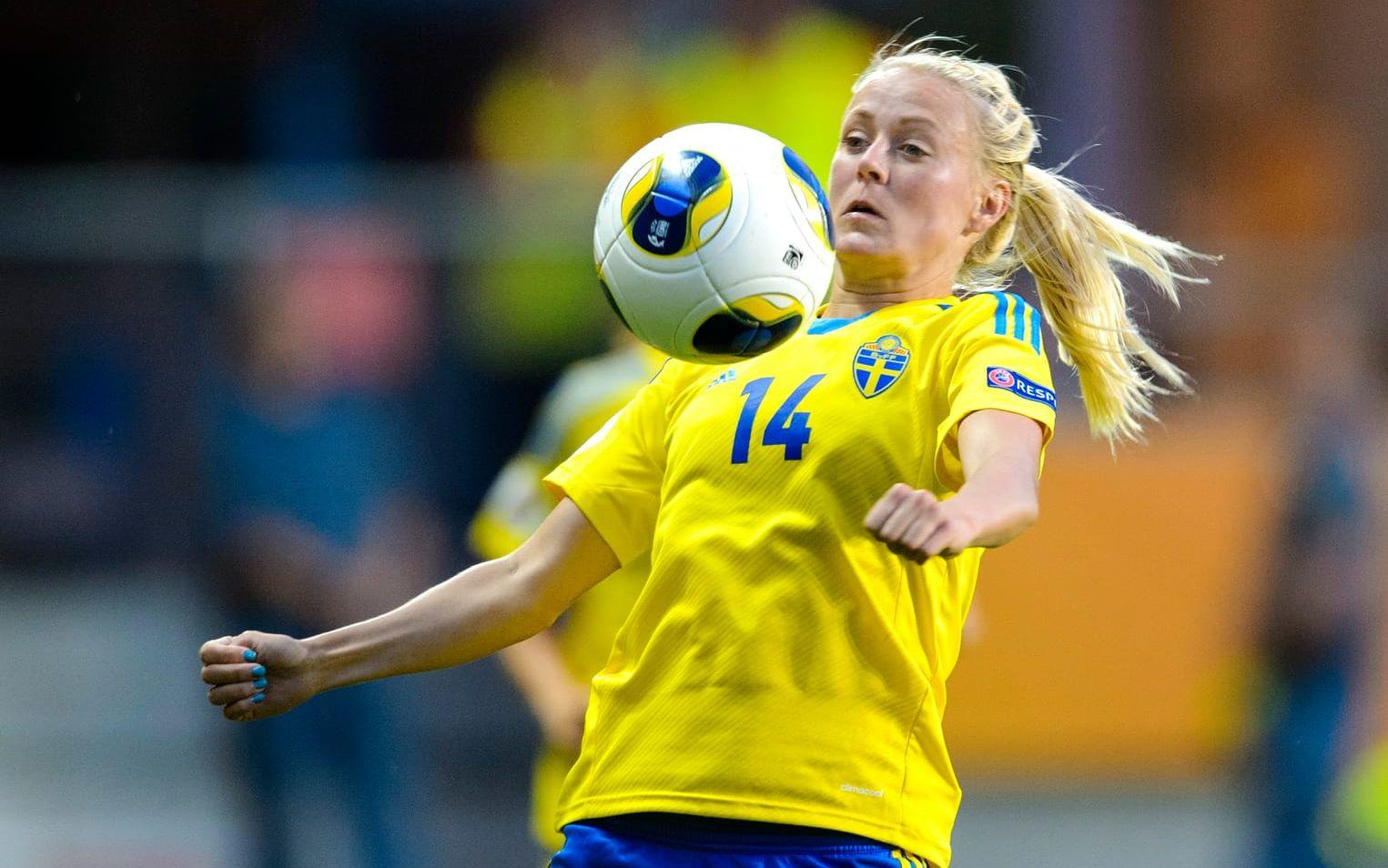 Josefine Öqvist, 33, debuterade i landslaget 2002. Hon var med i sammanlagt 80 landskamper och gjorde 20 mål samt var med och tog VM-silver 2003 och VM-brons 2011. Bildbyrån.