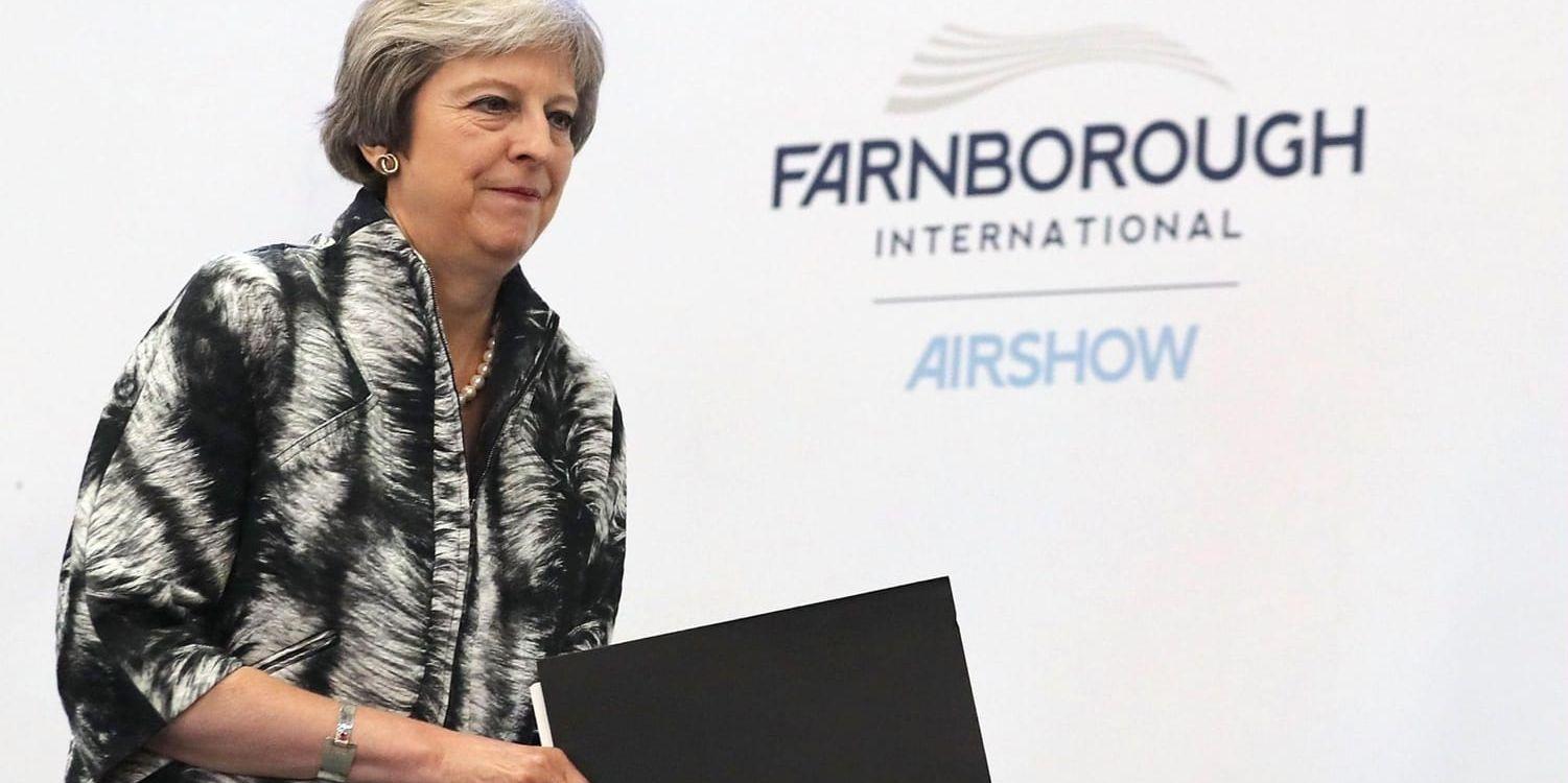 Flera brittiska statsråd, däribland premiärminister Theresa May deltog under Farnboroughmässans första dag. Arkivbild.