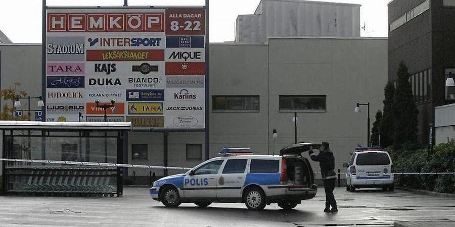 Polisen i Kungsbacka spanar efter de män som överföll två unga kvinnor i måndags och tisdags. 