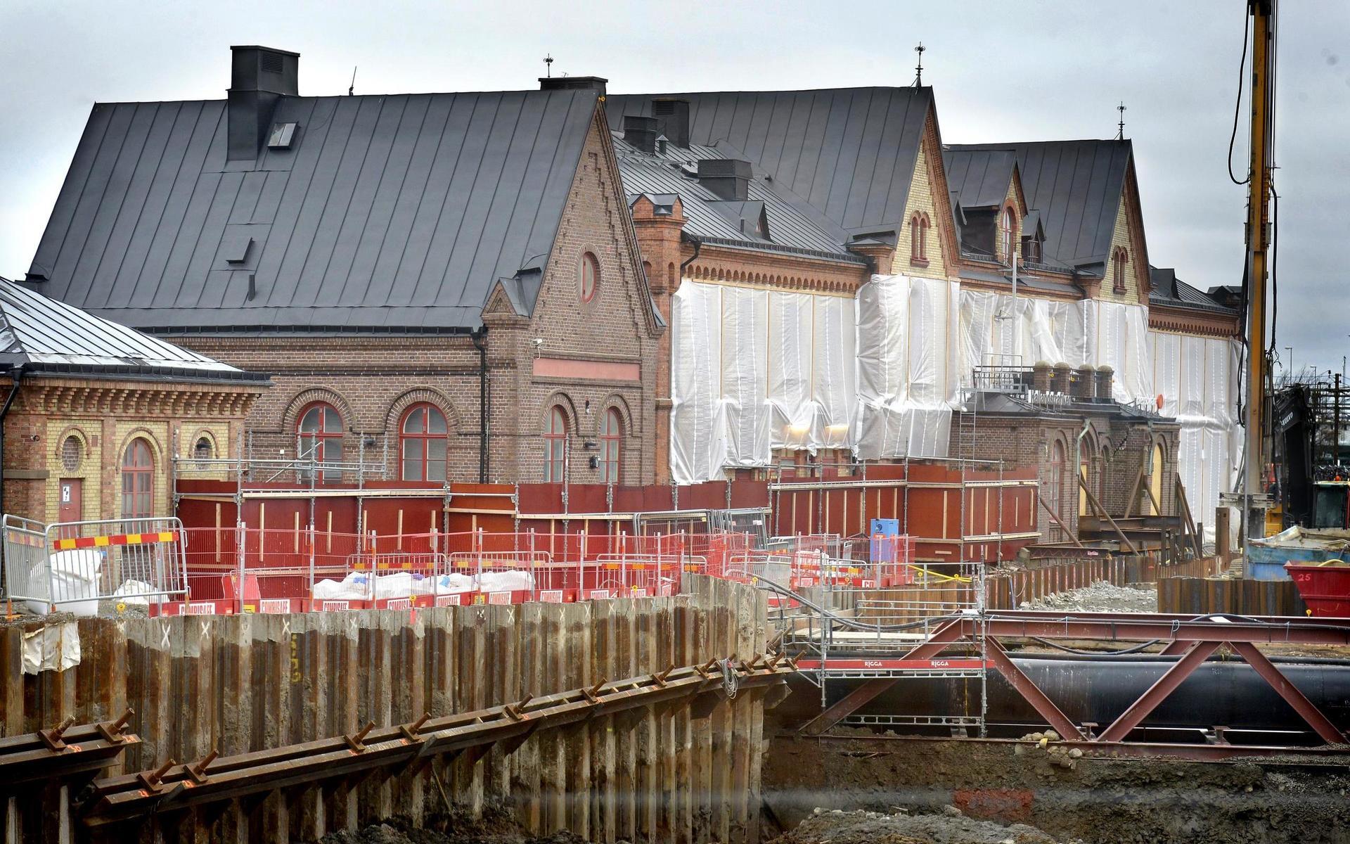 Det skadade stationshuset kommer att kunna öppna helt först 2023.