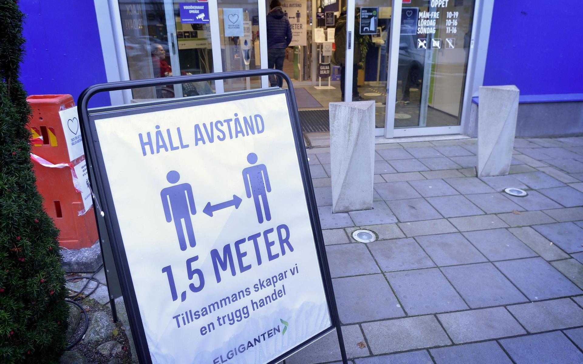 Enligt fackförbundet Handels är arbetsgivare i Halland duktiga på att se till att personal och kunder hjälps åt att förhindra smittspridningen. 