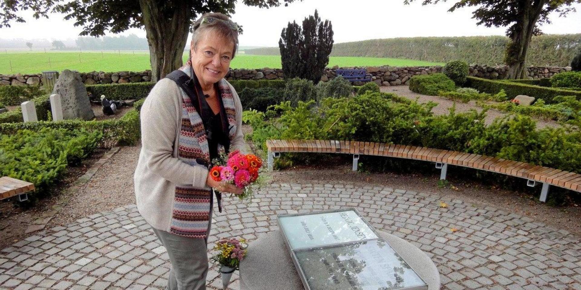 Kathinka vid Sixten Sparres och Elvira Madigans grav på den danska ön Tåsingen. 