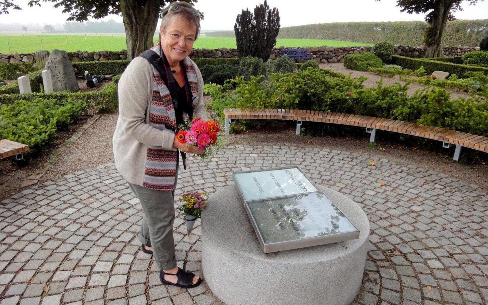 Kathinka vid Sixten Sparres och Elvira Madigans gemensamma grav på den danska ön Tåsingen – där paret tillbringade sina sista dagar i livet. Det stora monumentet är en turistattraktion som enligt församlingen lockar 30 000 besökare om året. 