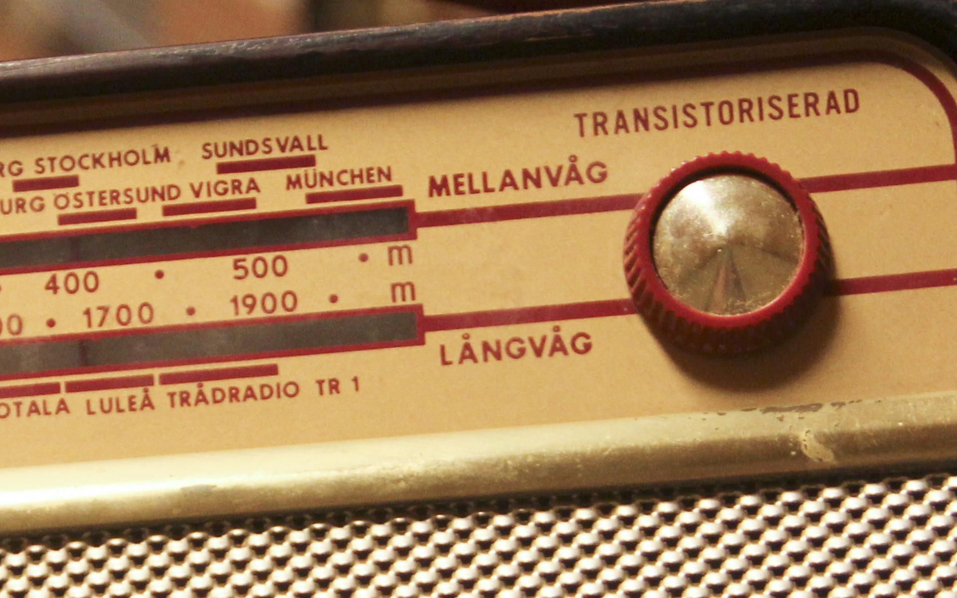 Minns du din transistorradio? När du skruvade mellan radiofrekvenserna uppstod en snart bortglömd ljudmosaik. Vi tittar närmare in i kulisserna på Hallands kulturhistoriska museums magasin där tekniken finns bevarad.