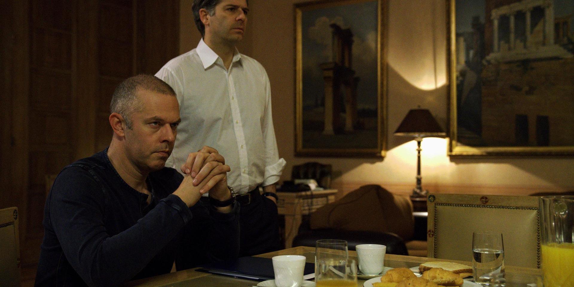 Christos Loulis spelar Greklands före detta finansminister Yanis Varoufakis med övertygande inlevelse i en brinnande kris. Pressbild. 
