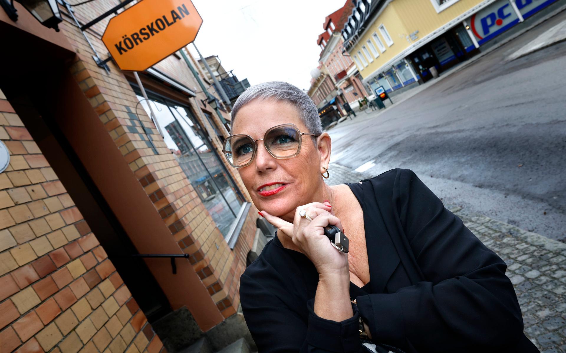 Vi träffar Pernilla Theorin på Körskolan i Varberg. Snart syns hon i TV-rutan som en av domarna i Sveriges värsta bilförare.