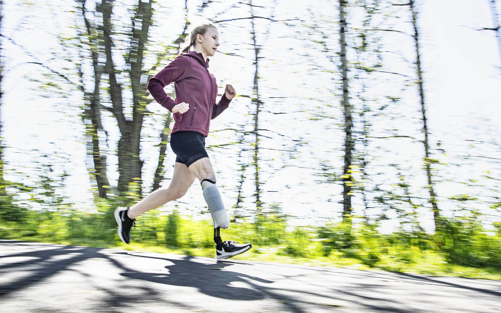 Träningen har blivit en stor och viktig del av Emelie Roslund Grönlunds vardag sedan hon amputerade sin fot. 