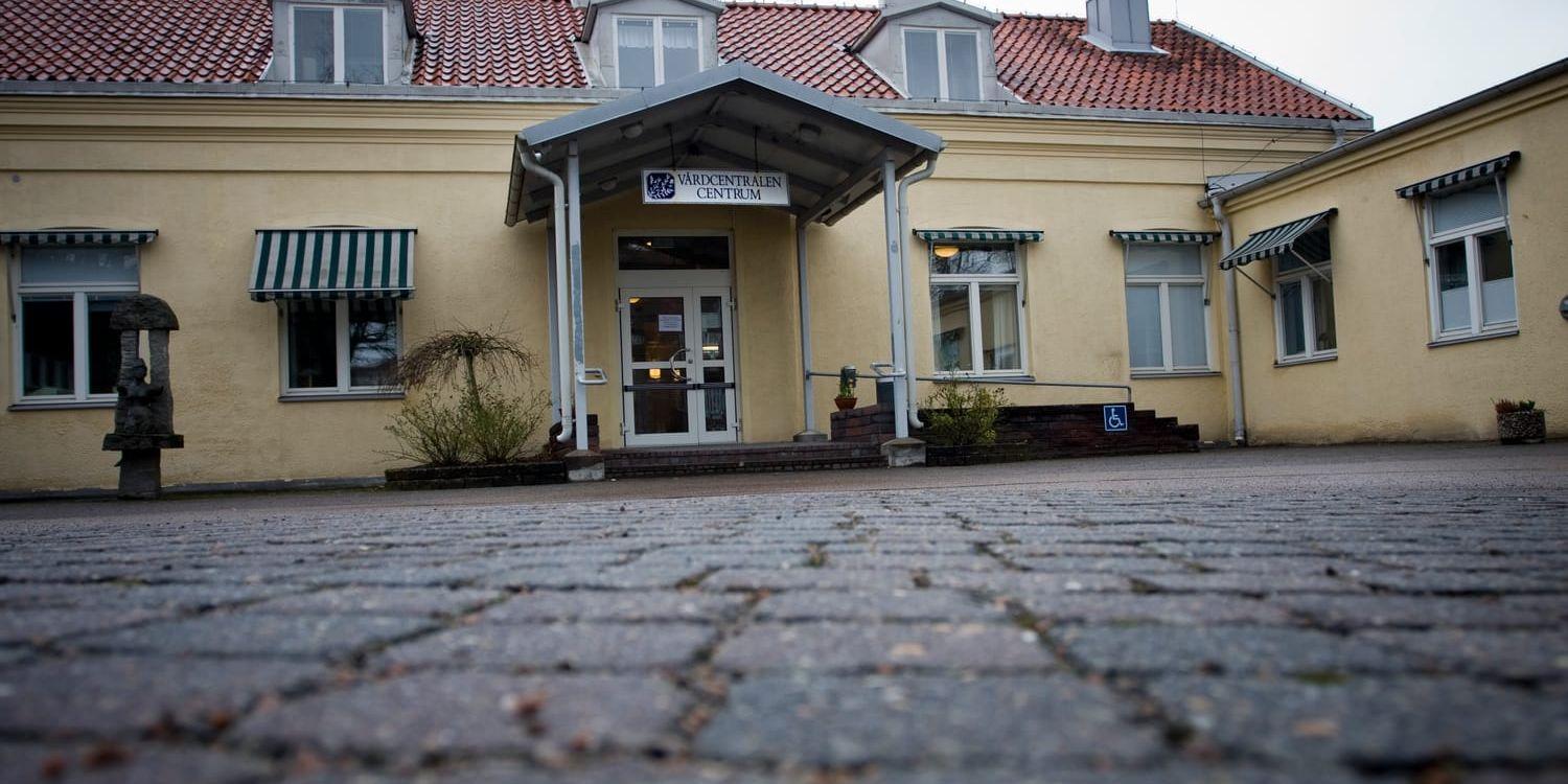 Brottsplats. Ambulanspersonal blev hotad till livet på vårdcentralen Centrum i Laholm.