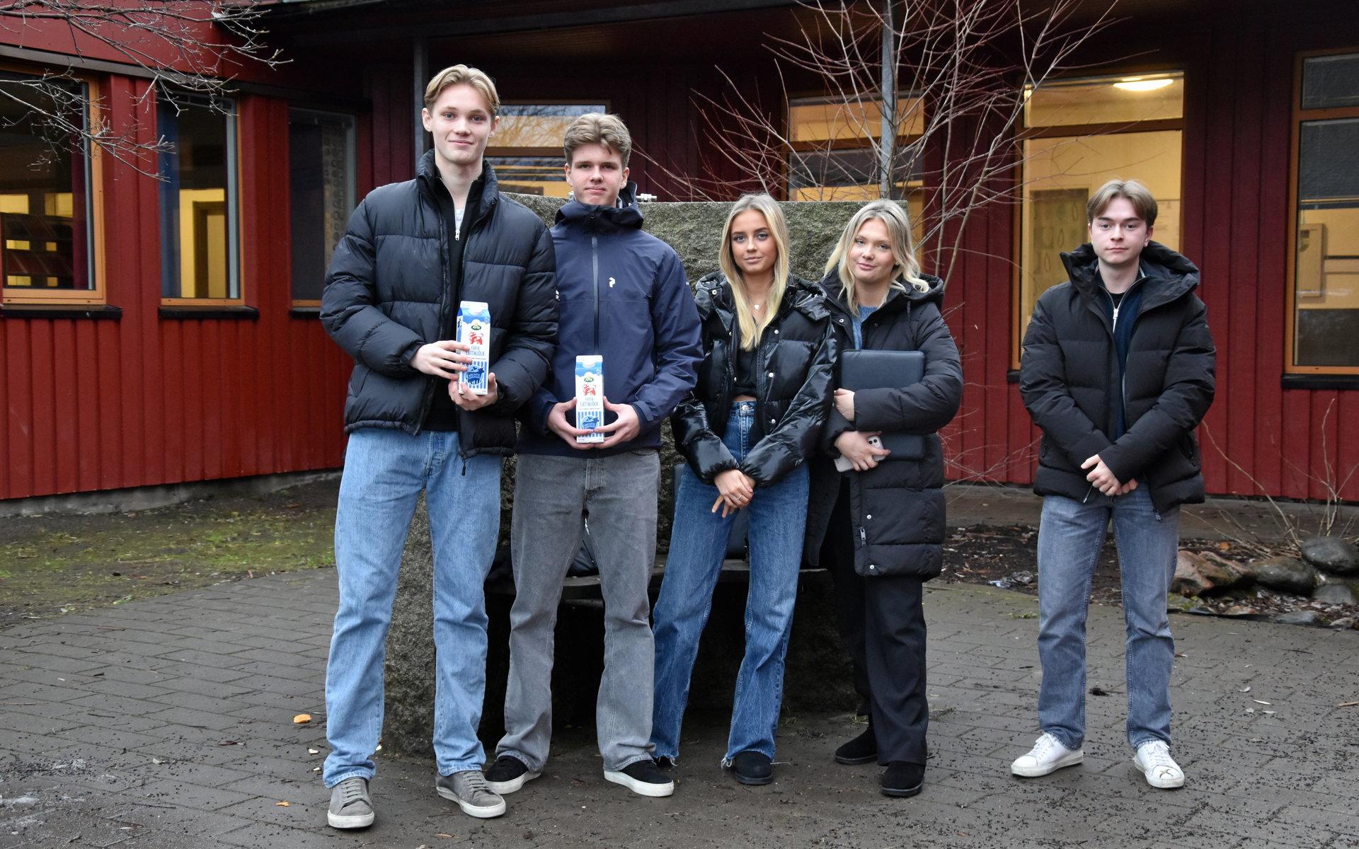 Otto Warborn, Hugo Kristensson, Melina Franzén, Isabelle Falkenström, Alex Egerlind uppmanade femteklassare på Furubergsskolan att inte slänga mat i onödan. 