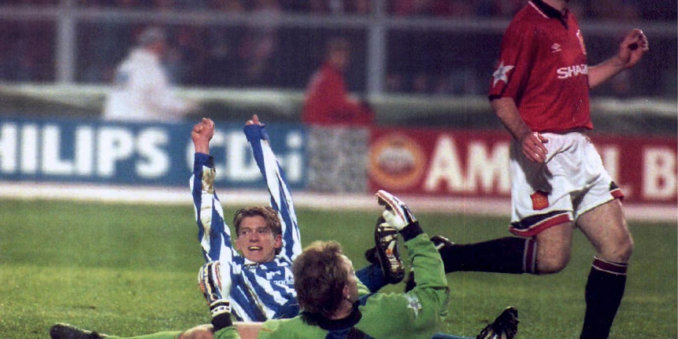 IFK Göteborgs Jesper Blomqvist jublar bakom Manchester Uniteds målvakt Gary Walsh efter sitt mål i 3–1-matchen i Champions League 1994.