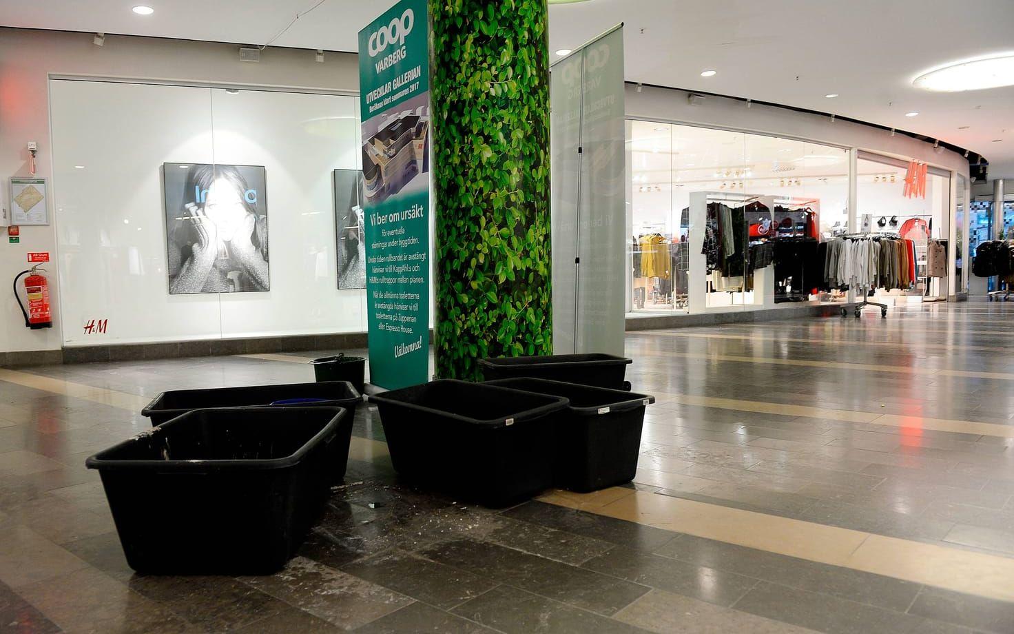 På flera platser runt om i Gallerian står det stora hinkar som är till för att samla upp vatten.