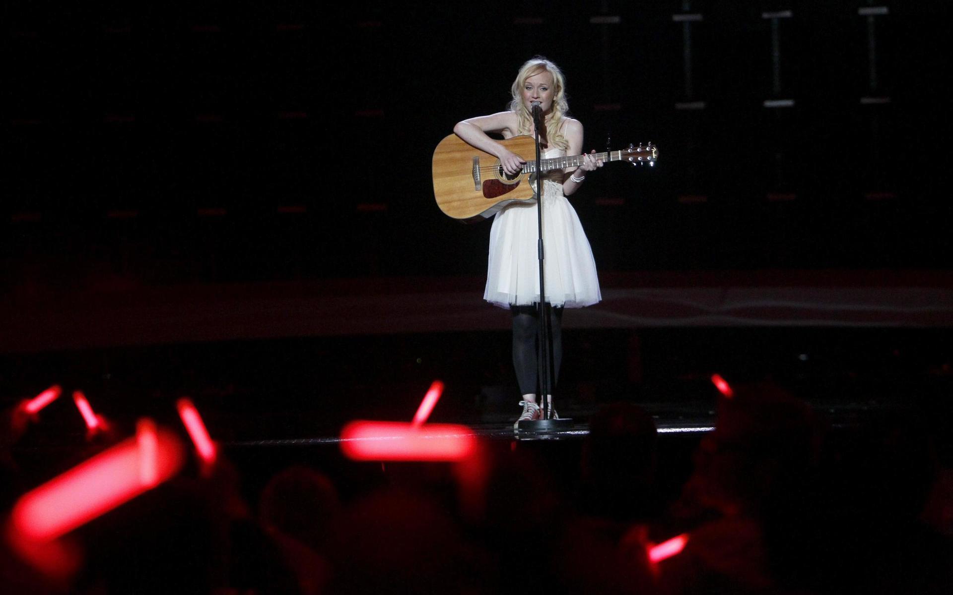Anna Bergendahl sjunger ”This is my life” vid semifinalen i Oslo 2010.