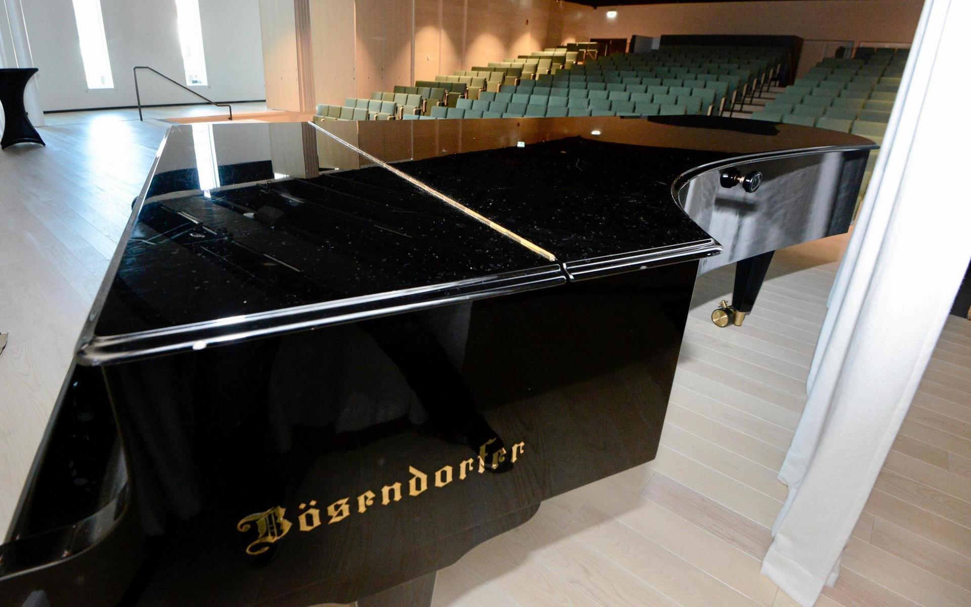 Den av gästande konsertpianister hyllade Bösendorferflygeln är på plats inför säsongen.