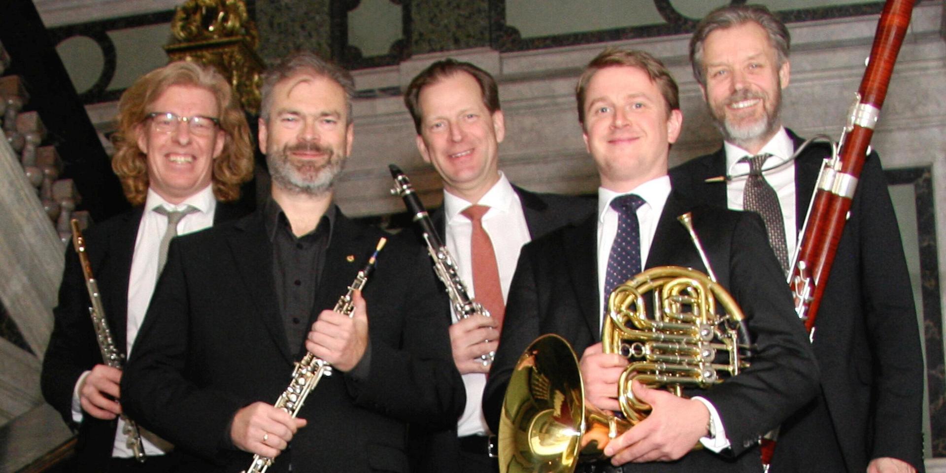 Royal Wind Quintet består av från vänster: Peter Fridholm (tvärflöjt), Fredrik Söhngen (oboe), Staffan Mårtensson (klarinett), Benedikt Scholtes (valthorn) och Anders Engström (fagott). Pressbild