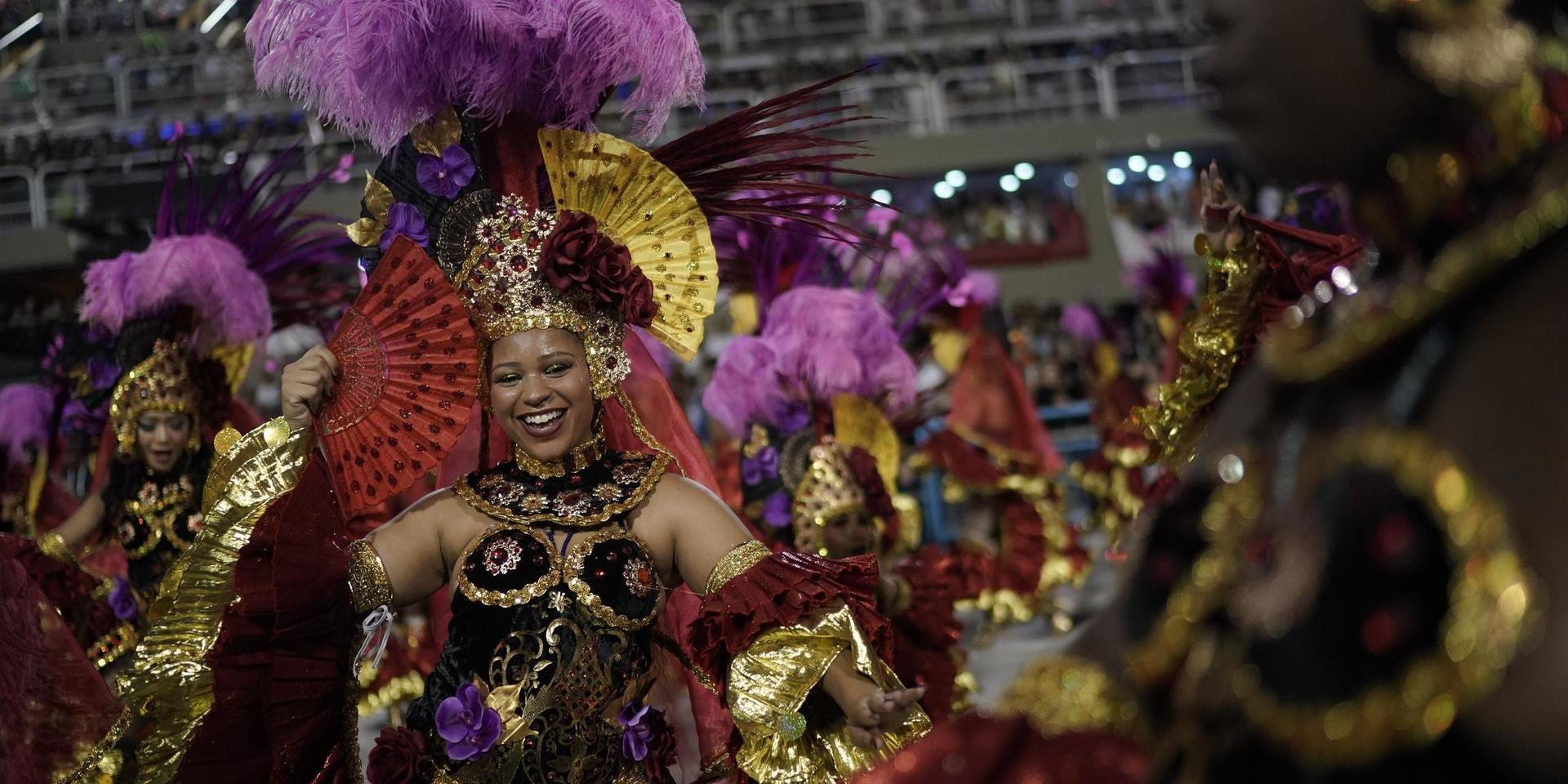 En dansare från sambaskolan Salgueiro uppträder under den senaste karnevalen, i februari i år.