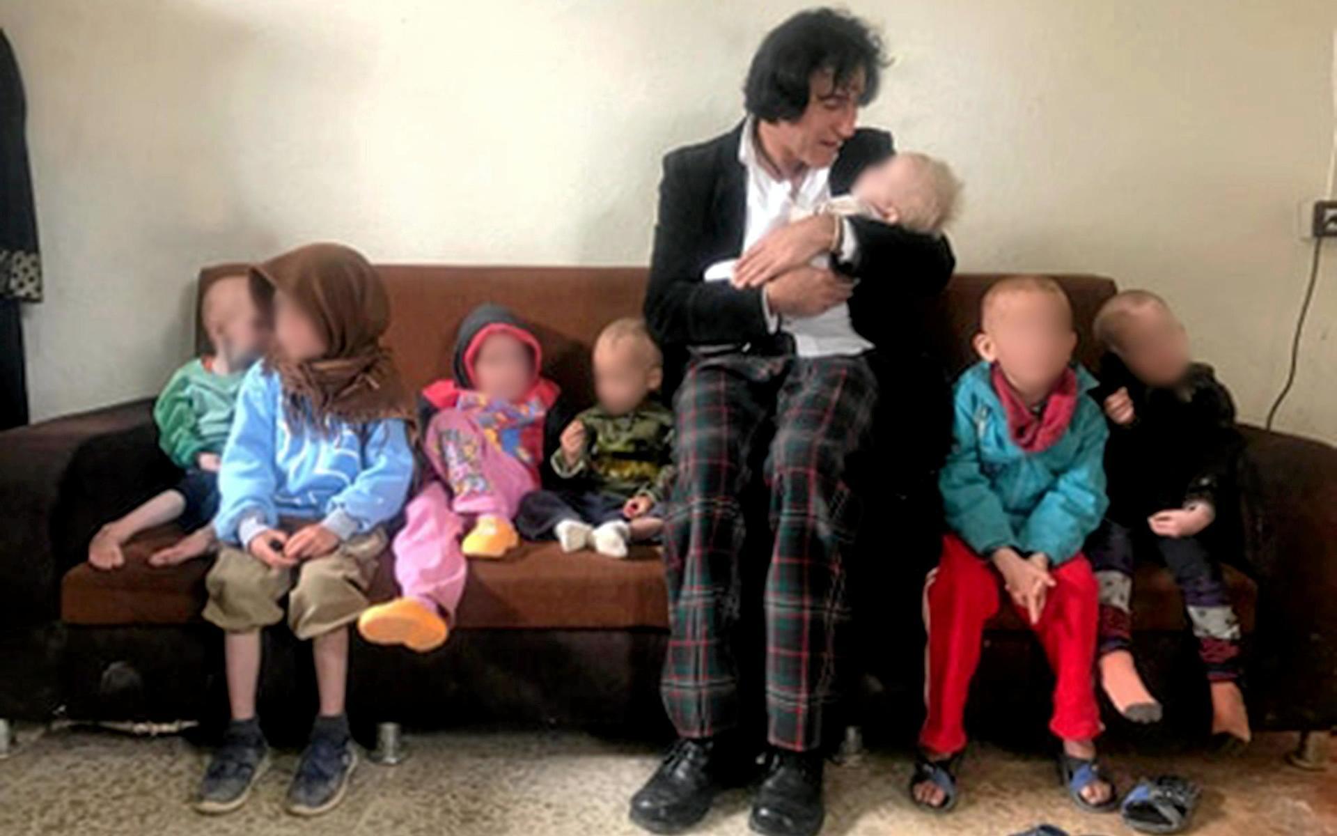 Patricio Galvez och hans sju barnbarn födda mellan 2011 och 2018. De fyra äldsta barnen föddes innan familjen flyttade till IS i Syrien (två pojkar och tvillingflickorna).
