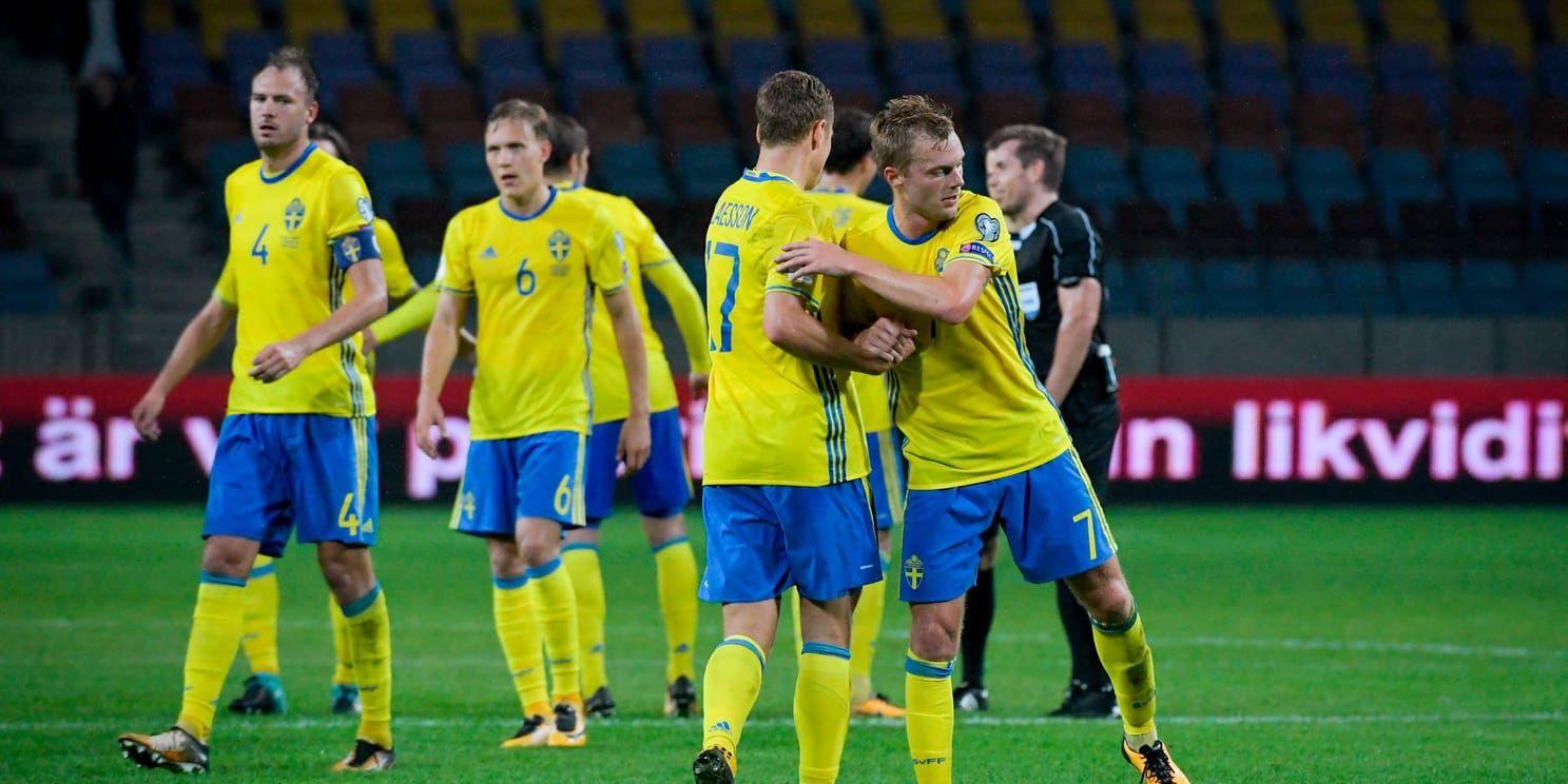 Sveriges Viktor Claesson (17) och Sebastian Larsson (7) klappar om varandra efter 4–0-segern mot Vitryssland.