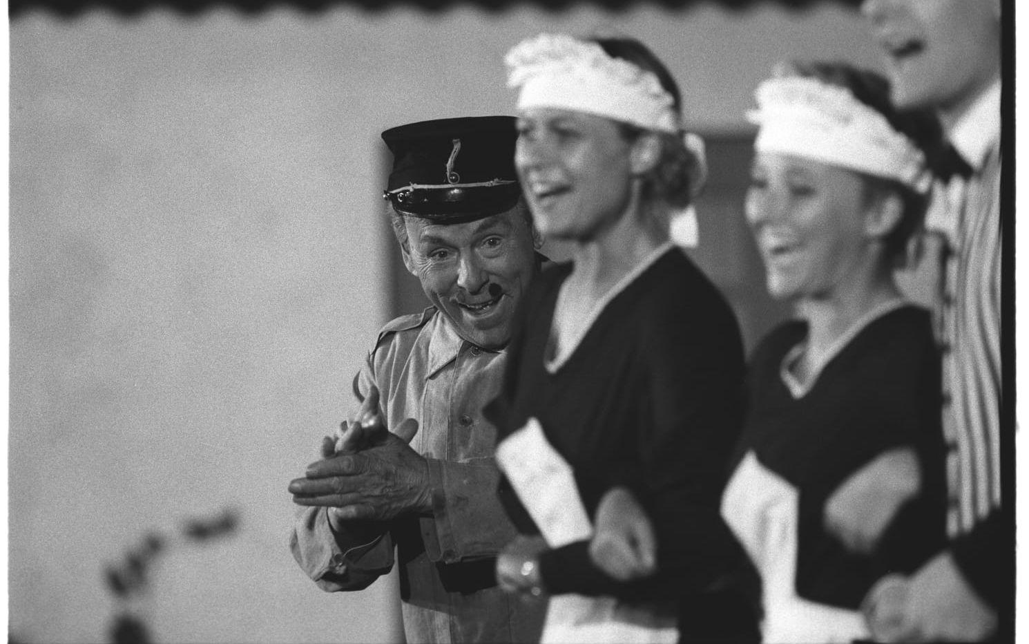 Nils Poppe under föreställningen av folklustspelet "Två man om en änka på Fredriksdals friluftsteater 20 september 1990. Foto: Björn Larsson Ask / SCANPIX