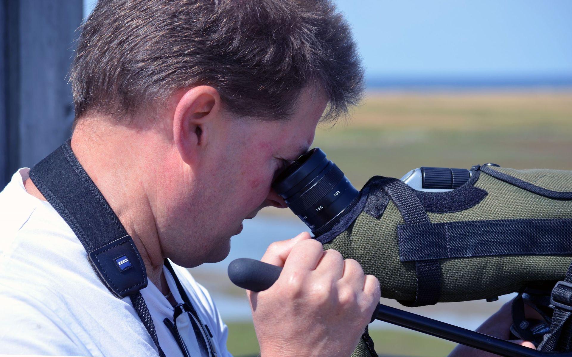 Fågelskådaren Per–Ola Svensson pekar gärna ut vilka fåglar han ser i sin tubkikare.