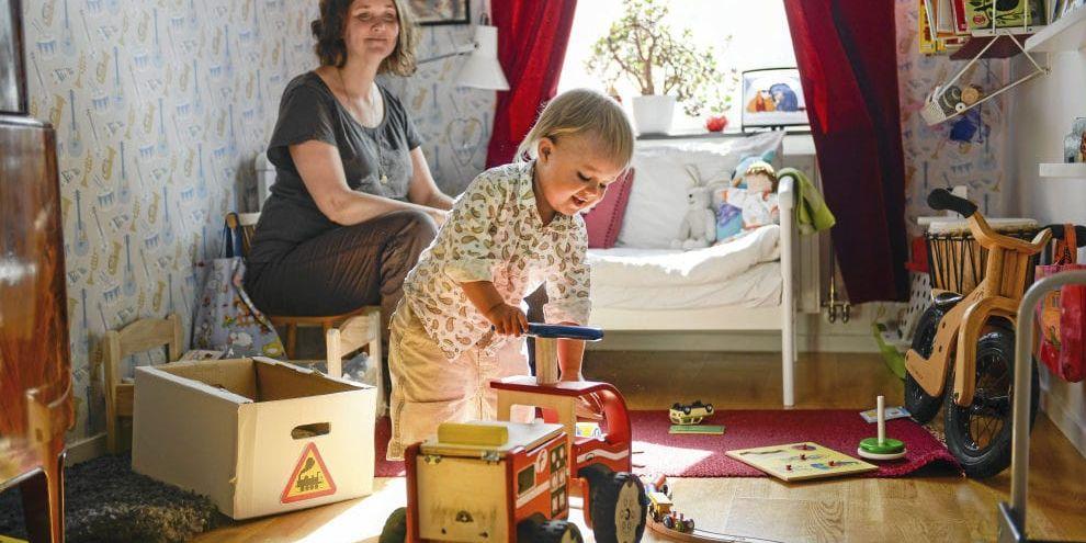 Undviker gifter. Plast är så långt det går bannlyst i barnrummet hemma hos Katarina Johansson och Henning, två år.